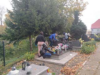 Sprzątanie cmentarza